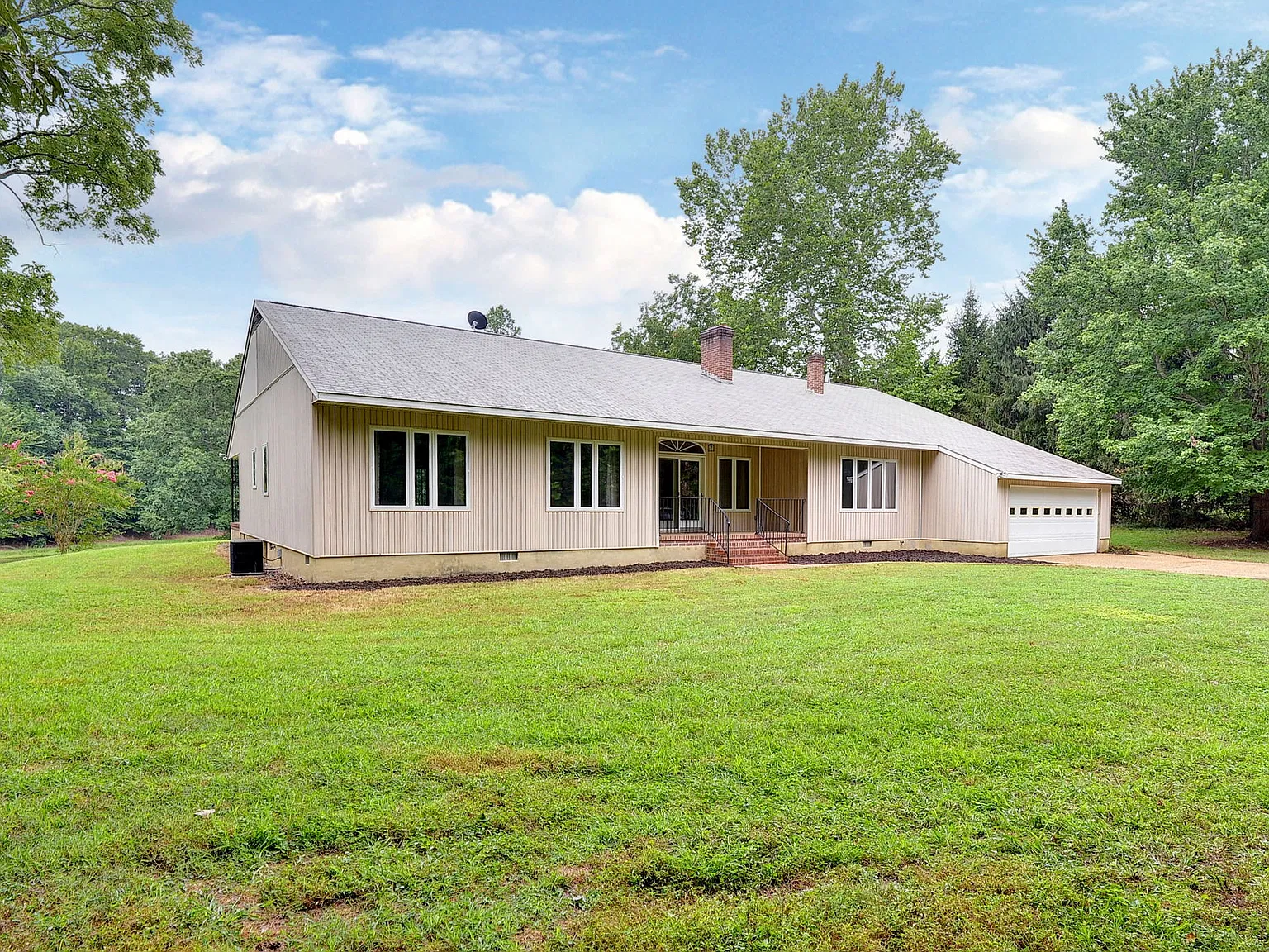 3 bed, 2.5 bath, 2600 sqft, $2,595 — Photo 2