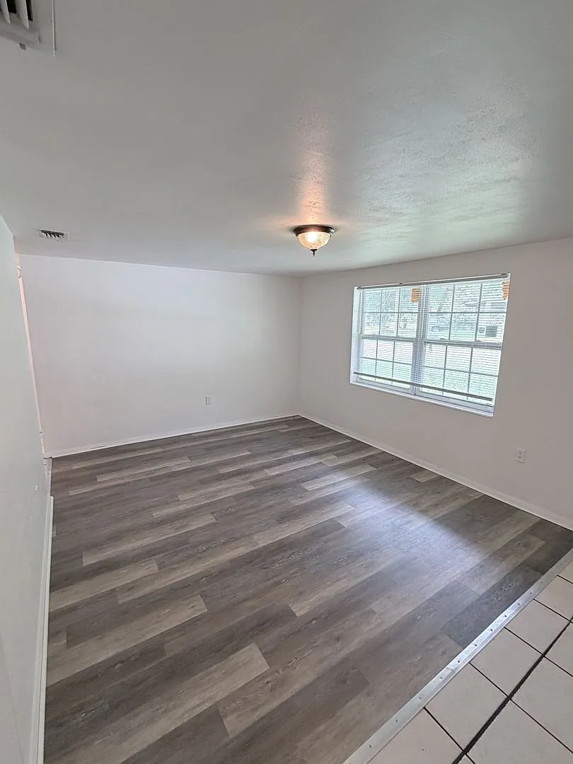 Spacious 3 bedroom / 1 Bath Single Family Home — Photo 4