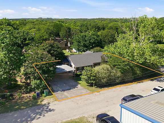 3rd image of 900 Reeves Rd