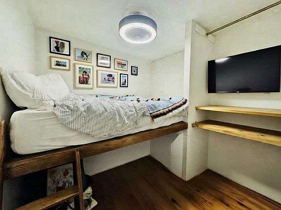 2nd image of 520 E 6th St APT 1R