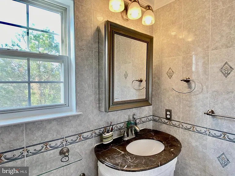 240 William Livingston Ct — Photo 22