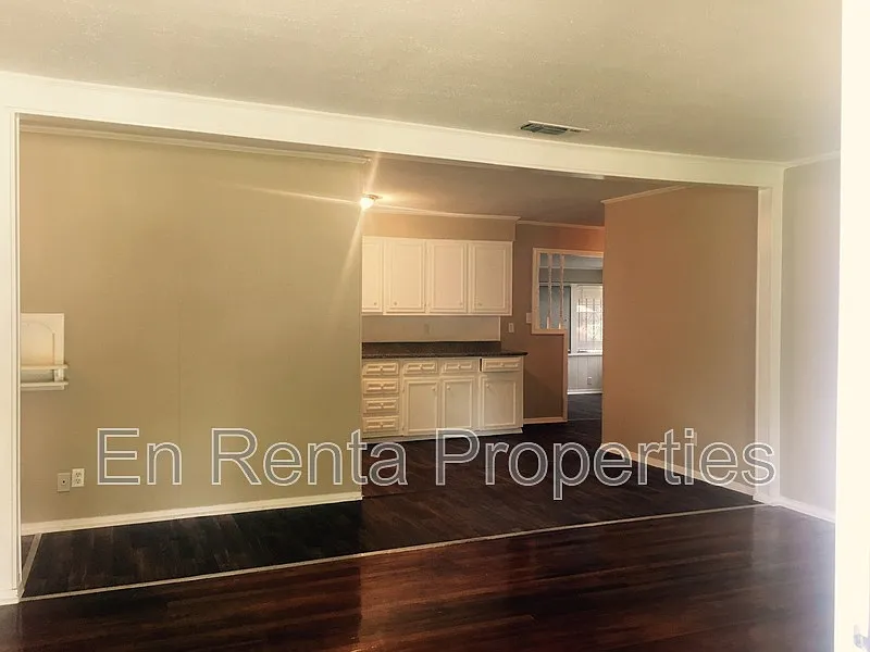 3 bed, 1.0 bath, 1252 sqft, $1,795 — Photo 2