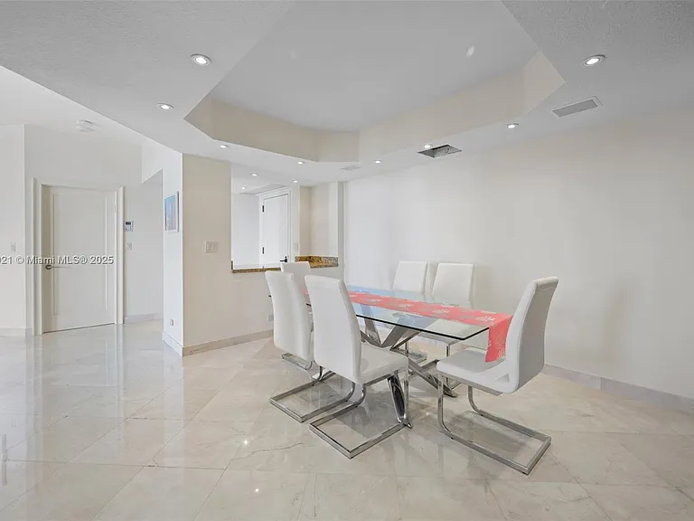 20191 E Country Club Dr #TS8 — Photo 4