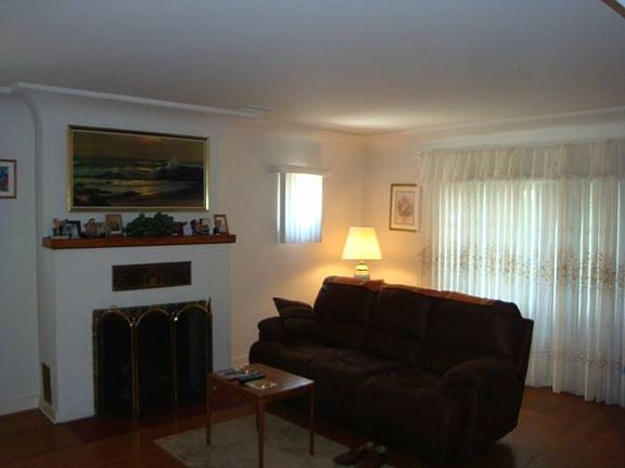 LR w/ Fire Place