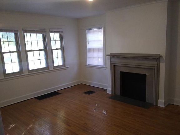 2nd image of 124 W Oakland Ave APT A