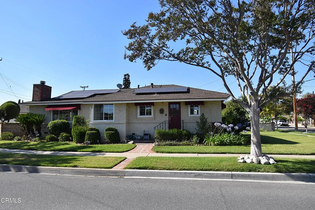 4 bed, 2.0 bath, 2051 sqft, $4,200 — Photo 2