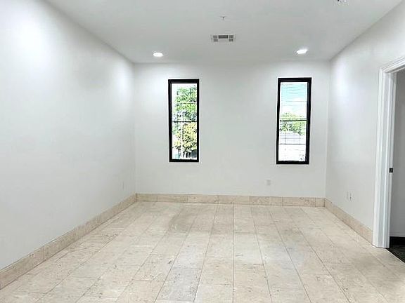 5th image of 800 N Causeway Blvd #202