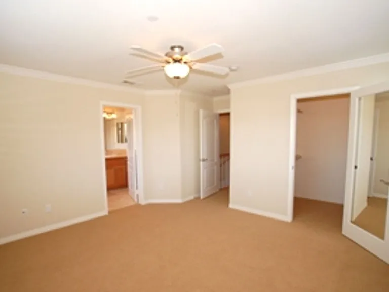 1045 Loretta Ln — Photo 6