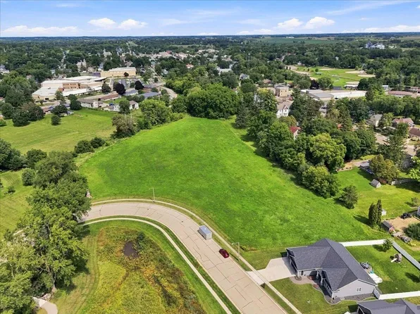 300 Meadow Ln, Columbus, WI 53925