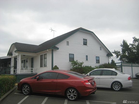 3rd image of 328 1st St NE