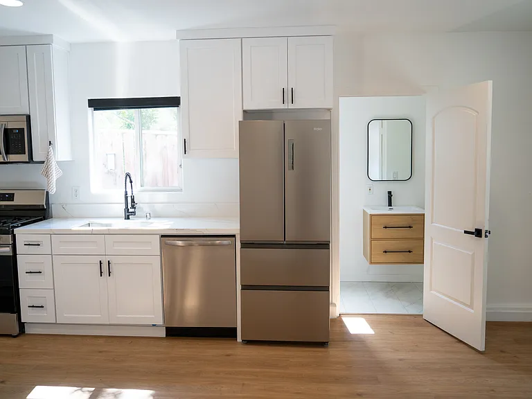 8192 Laurelmont Dr — Photo 2