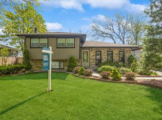 912 Mac Gregor Rd, Lockport, IL 60441