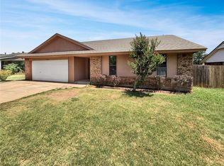 804 Cottonwood Dr, Moore, OK 73160