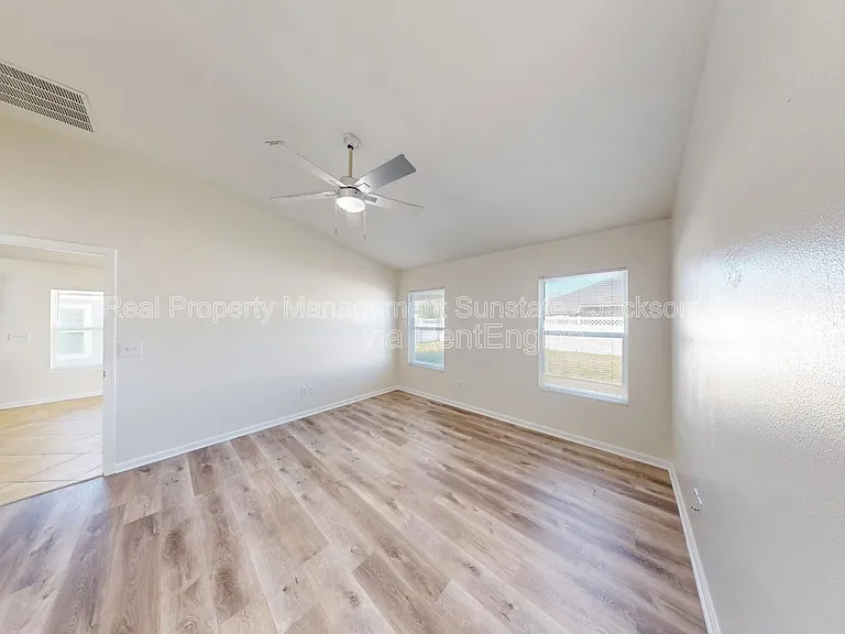 630 Glendale Ln — Photo 13