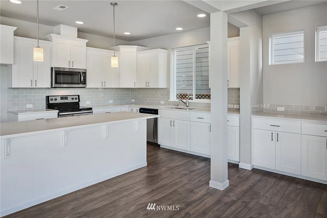 4 bed, 3.0 bath, 2622 sqft, $3,150 — Photo 2