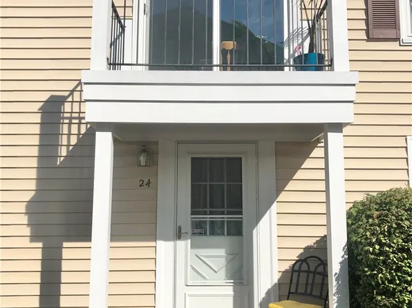 24 Arrowhead Way N, Fairport, NY 14450