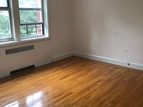 5th image of 821 Larchmont Acres APT A