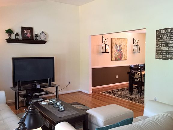 Large Living Rm w/Vaulted Ceilings