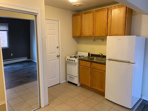 4th image of 1456 N Farwell Ave #34