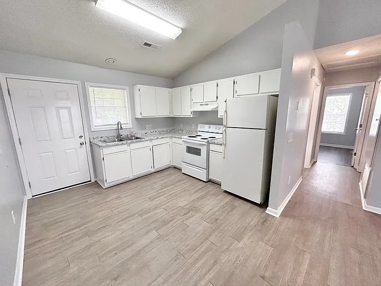 620 E Davis St — Photo 4
