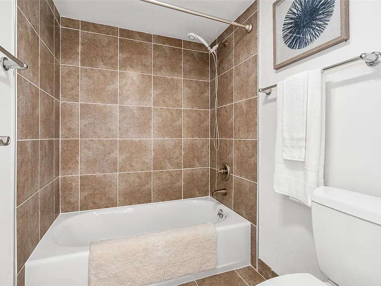 410 W Roy St — Photo 3