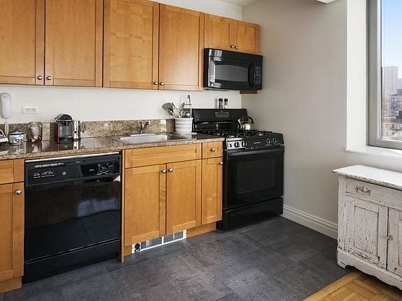 3rd image of 1500 Lexington Ave APT 16A