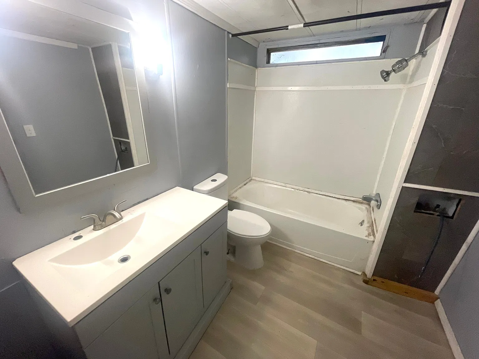 3 bed 1.5 bath bright and large home — Photo 2
