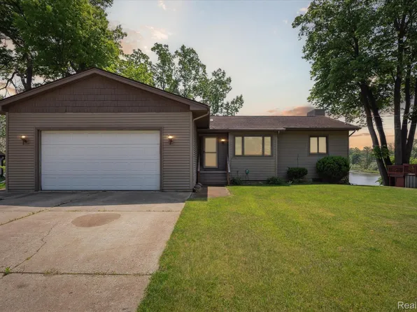 88 W Peterson Dr, Brighton, MI 48114