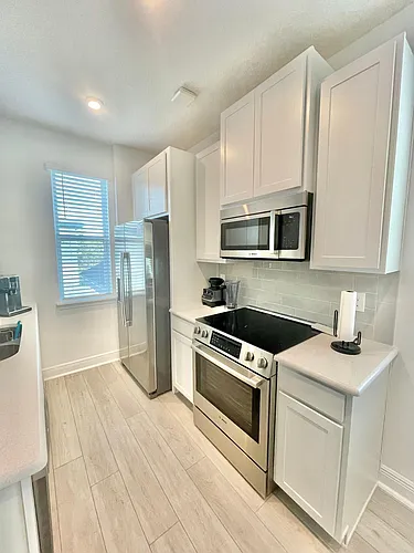 6931 Higgs Alley Photo 1