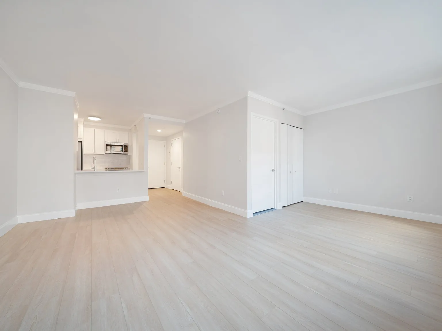 140 Riverside Boulevard — Photo 1