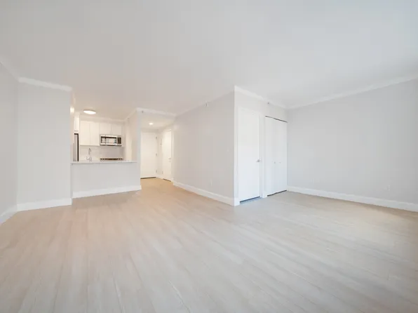 140 Riverside Boulevard image 2 of 28