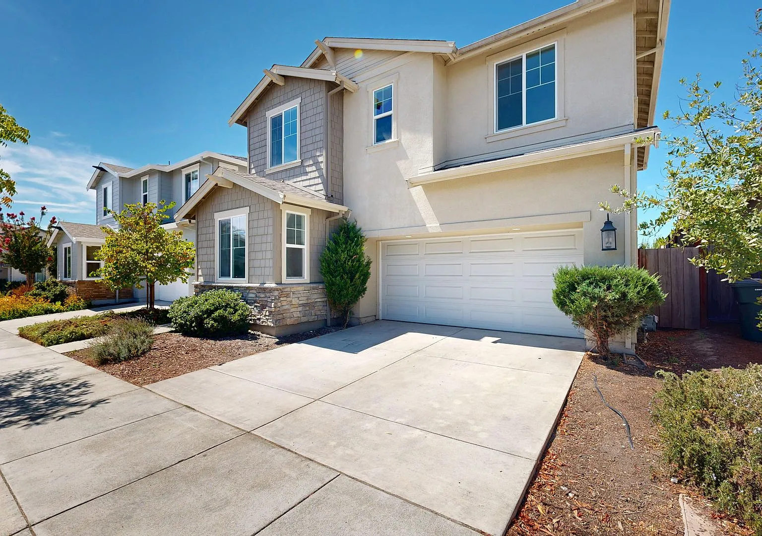 Bright Four Bedroom Three Bathroom Two Story Single Family Home — Photo 2