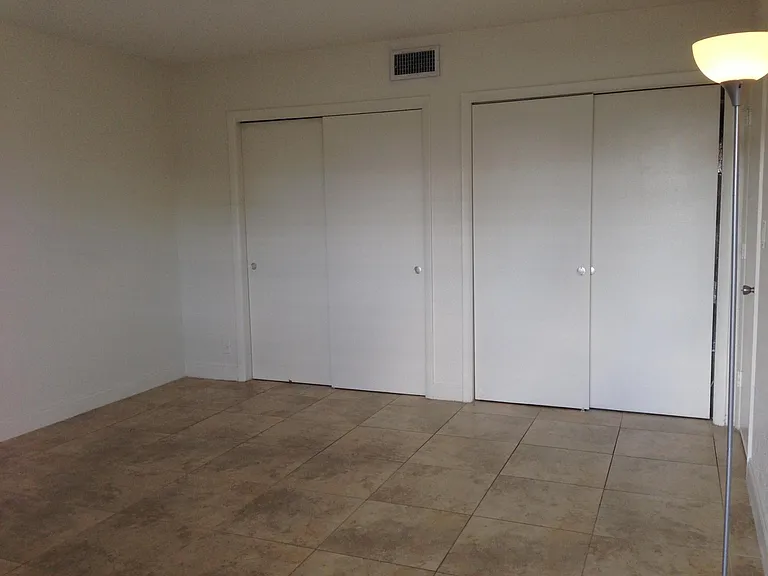1820 NE 56th St #5 — Photo 10