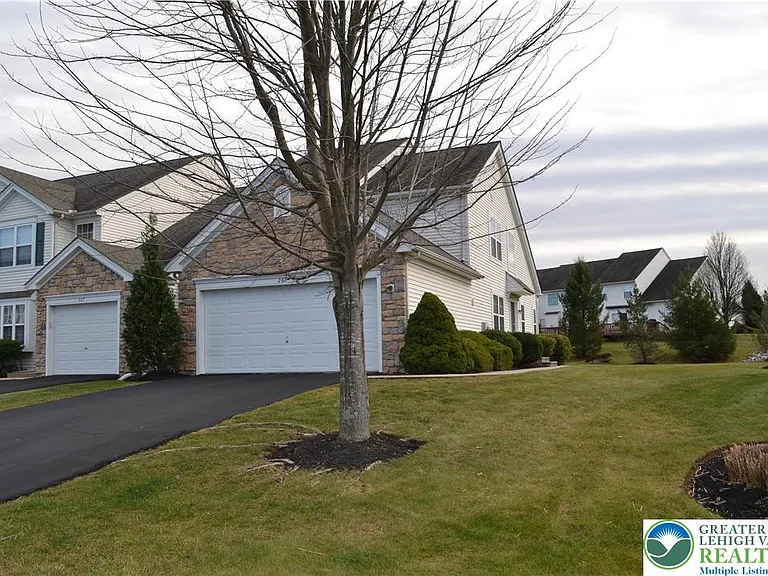 269 Park Ridge Dr — Photo 2