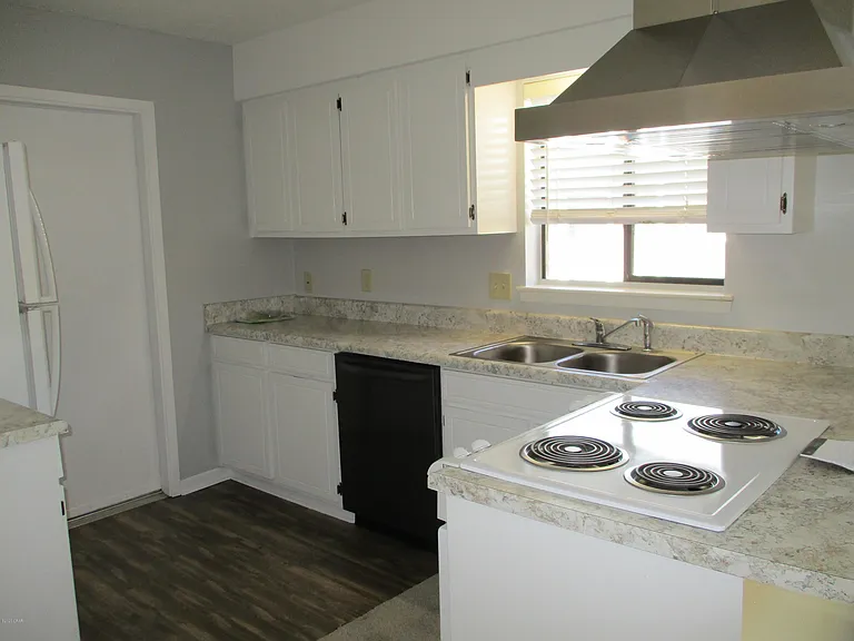 1346 Stephen Dr — Photo 5
