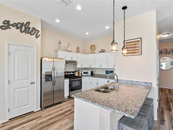 107 Caledonia Dr, Rockport, TX 78382