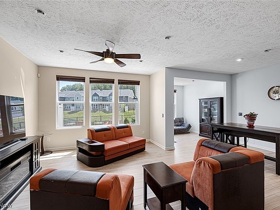3rd image of 841 S Parkside Dr