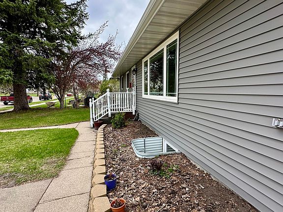 2nd image of 806 22nd Ave S