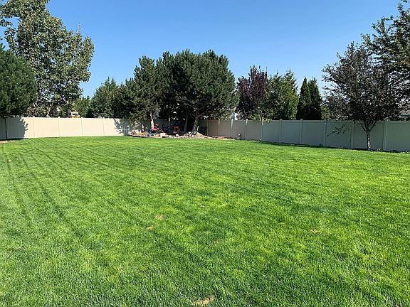 Large fenced flat yard