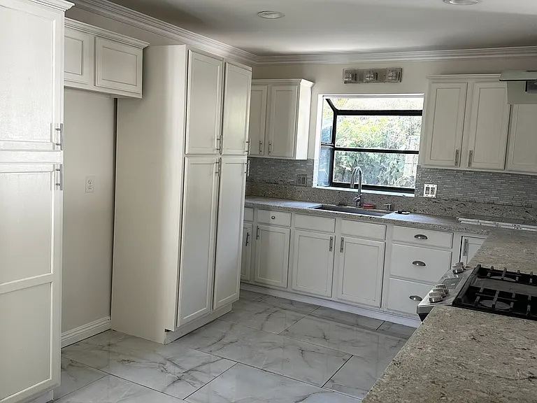 8022 Longridge Ave — Photo 2