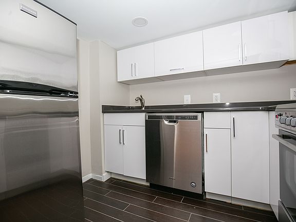 3rd image of 927 Pine St APT 202