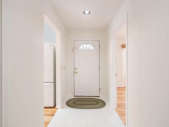 5th image of 106 Willow Ct #6