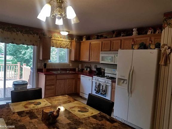 3rd image of 21553 Sunnyview St
