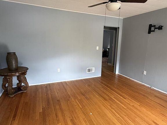3rd image of 1124 W Cumberland Rd