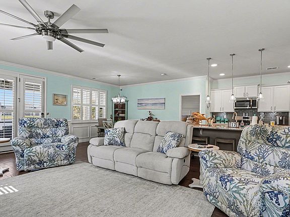 4th image of 809 Atlantic Commons Dr.