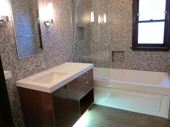 Bathroom with Jacuzzi bathtub