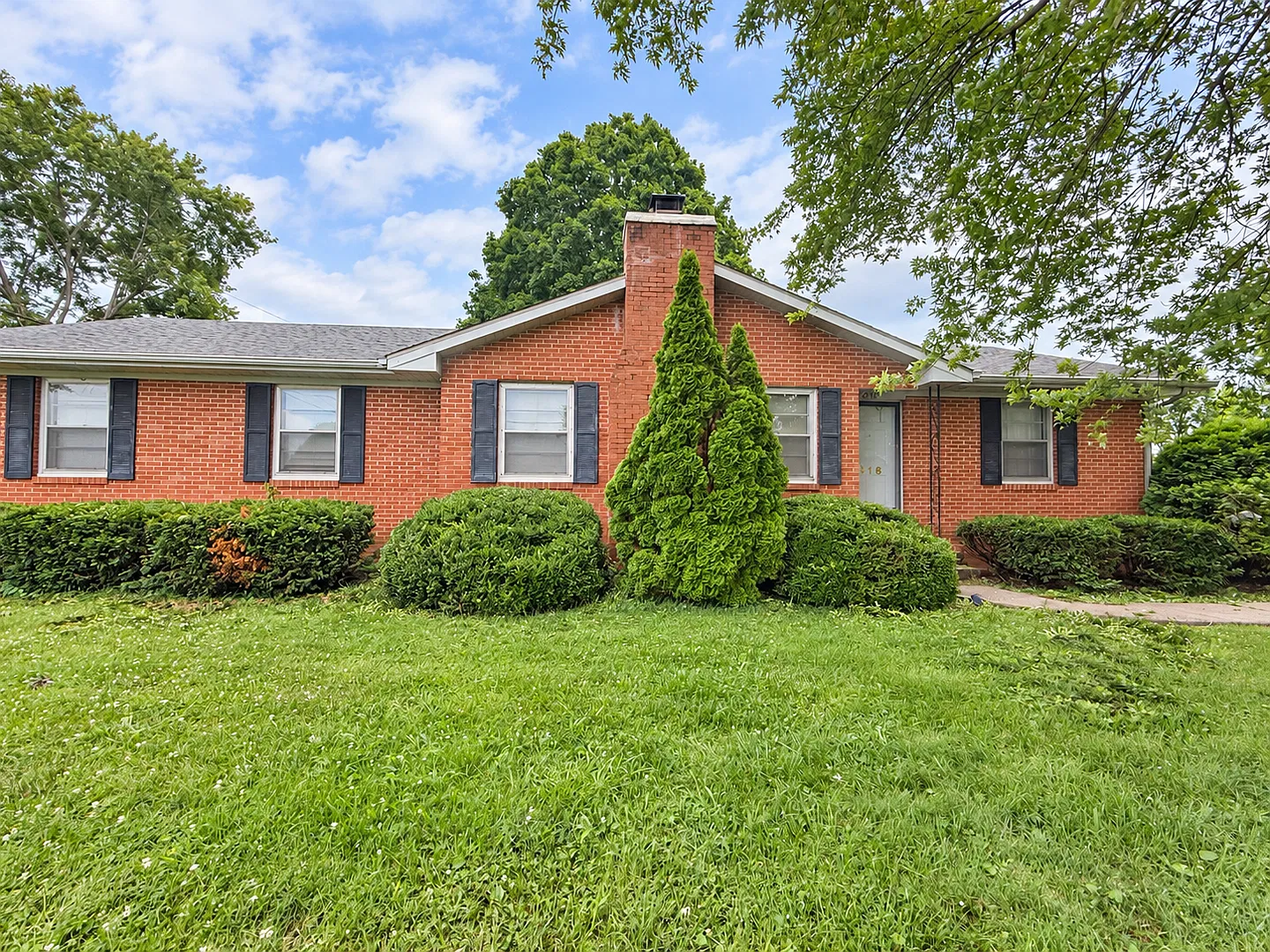 3 bedrooms- 1.5 bath home — Photo 1