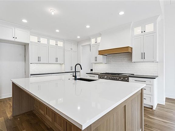 4th image of 4016 W 67th Ter
