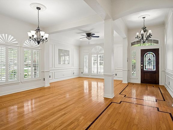 3rd image of 6853 Colonnade Dr