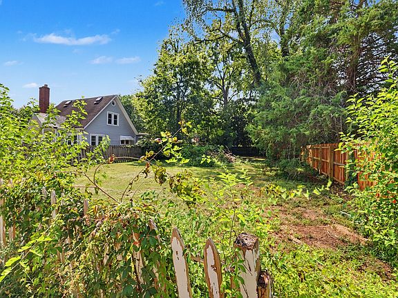 5th image of 1004 E Vine St